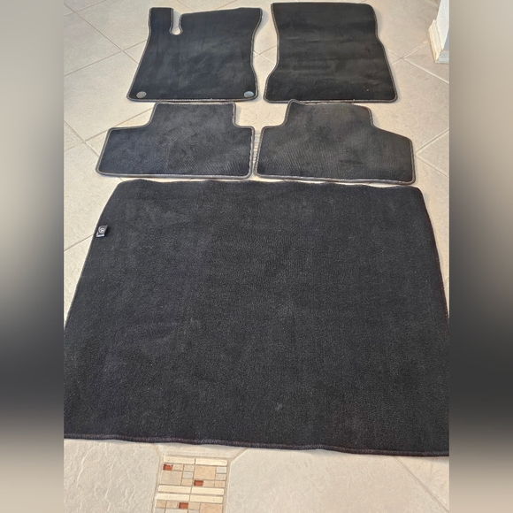 Mercedes carpeted floor mats - Picture 9 of 11